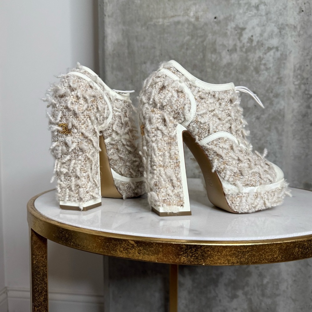 Chanel CC Cream Furry Patent Lace Up Cap Toe Block Heel Oxford - Picture 4 of 14